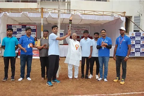 ಹುಬ್ಬಳ್ಳಿಯ ಶ್ರೀ ಮಹಾವೀರ ಶಿಕ್ಷಣ ಸಂಸ್ಥೆಯಲ್ಲಿ ಏರ್ಪಡಿಸಿದ್ದ ರಾಜ್ಯೋತ್ಸವದಲ್ಲಿ ಆರ್.ಟಿ. ತವನಪ್ಪನವರ ಮಾತನಾಡಿದರು.