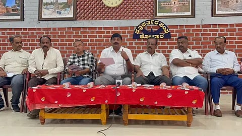 ಕೋಲಾರ ನಗರದ ಪತ್ರಕರ್ತರ ಭವನದಲ್ಲಿ ಬುಧವಾರ ನಡೆದ ಪತ್ರಿಕಾಗೋಷ್ಠಿಯಲ್ಲಿ ಅಸೋಸಿಯೇಷನ್​ ಜಿಲ್ಲಾಧ್ಯಕ್ಷ ವಿ.ಕೃಷ್ಣಾರೆಡ್ಡಿ ಮಾತನಾಡಿದರು. ಲೋಕೇಶ್​, ಮುನಿಕೃಷ್ಣ, ರು, ಆಂಜನೇಯ ರೆಡ್ಡಿ ಇದ್ದರು.