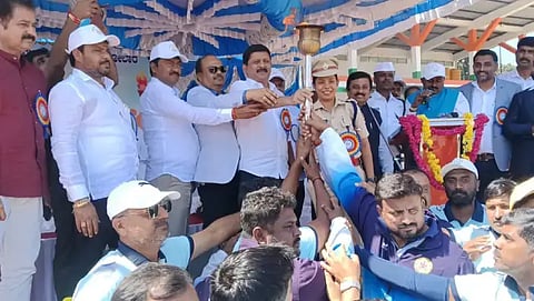 ಕೋಲಾರ ನಗರದ ಸರ್​.ಎಂ.ವಿಶ್ವೇಶ್ವರಯ್ಯ ಕ್ರೀಡಾಂಗಣದಲ್ಲಿ ಜಿಲ್ಲಾಡಳಿತ, ಜಿಲ್ಲಾ ಪಂಚಾಯಿತಿ, ಜಿಲ್ಲಾ ಸರ್ಕಾರಿ ನೌಕರರ ಸಂಘದಿಂದ ಶುಕ್ರವಾರ ಹಮ್ಮಿಕೊಂಡಿದ್ದ ಜಿಲ್ಲಾ ಮಟ್ಟದ ಕ್ರೀಡಾಕೂಟದಲ್ಲಿ ಪ್ರಮಾಣ ವಚನ ಸ್ವೀಕರಿಸಿದರು. 