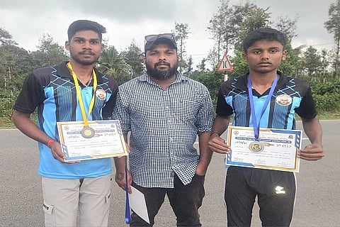 400 ಮೀಟರ್ ಹರ್ಡಲ್ಸ್‌ನಲ್ಲಿ ರಾಜ್ಯಮಟ್ಟಕ್ಕೆ ಆಯ್ಕೆ ಆದ ಭಾಗಮಂಡಲದ ಅಟಲ್ ಬಿಹಾರಿ ವಾಜಪೇಯಿ ವಸತಿ ವಿಜ್ಞಾನ ಕಾಲೇಜಿನ ವಿದ್ಯಾರ್ಥಿಗಳು. ದೈಹಿಕ ಶಿಕ್ಷಣ ಶಿಕ್ಷಕ ಕೆ.ಪಿ. ಪವನ್ ಸಾಗರ್ ಇದ್ದರು.