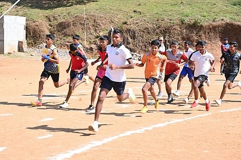 ಬ್ರಹ್ಮಗಿರಿ ಸಹೋದಯ ಒಕ್ಕೂಟದ ವತಿಯಿಂದ ಮಡಿಕೇರಿಯ ಕೊಡಗು ವಿದ್ಯಾಲಯದಲ್ಲಿ ಏರ್ಪಡಿಸಿದ್ದ ಕ್ರೀಡಾಕೂಟದ ಓಟದ ಸ್ಪರ್ಧೆಯಲ್ಲಿ ಪಾಲ್ಗೊಂಡಿದ್ದ ವಿದ್ಯಾರ್ಥಿಗಳು.