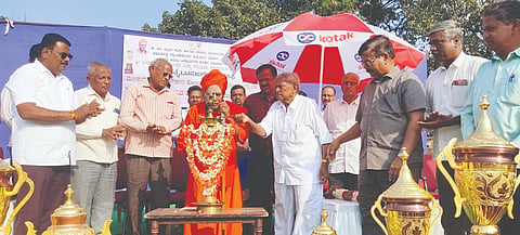 ಮುಂಡರಗಿ ಪಟ್ಟಣದ ಕೆ.ಆರ್. ಬೆಲ್ಲದ ಕಾಲೇಜ್‌ನಲ್ಲಿ ಶನಿವಾರ ಹಮ್ಮಿಕೊಂಡಿದ್ದ ತಾಲೂಕು ನೌಕರರ ಹೊನಲು ಬೆಳಕಿನ ವಾಲಿಬಾಲ್ ಪಂದ್ಯಾವಳಿಯನ್ನು (sports)ಜ.ಅ.ವಿದ್ಯಾ ಸಮಿತಿಯ ಗೌರವ ಕಾರ್ಯದರ್ಶಿ ಆರ್.ಆರ್.ಹೆಗ್ಗಡಾಳ ಉದ್ಘಾಟಿಸಿದರು. 