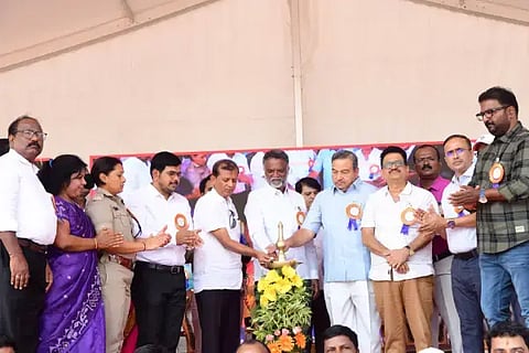  ದಾವಣಗೆರೆಯಲ್ಲಿ ಶುಕ್ರವಾರ ಹಮ್ಮಿಕೊಂಡಿದ್ದ, ಮಹಾನಗರಪಾಲಿಕೆಗಳ ನೌಕರರ ರಾಜ್ಯ ಮಟ್ಟದ ಕ್ರೀಡಾಕೂಟವನ್ನು ಶಾಸಕ ಕೆ.ಎಸ್.ಬಸವಂತಪ್ಪ ಉದ್ಘಾಟಿಸಿದರು. ಎಂಎಲ್ಸಿ ಕೆ. ಅಬ್ದುಲ್ ಜಬ್ಬಾರ್, ಡಿಸಿ ಜಿ.ಎಂ. ಗಂಗಾಧರಸ್ವಾಮಿ, ಗಿತ್ತೆ ಮಾಧವ ವಿಠ್ಠಲರಾವ್, ಉಮಾ ಪ್ರಶಾಂತ್, ರೇಣುಕಾ, ಎಸ್.ಎಚ್. ಗುರುಮೂರ್ತಿ, ಬಿ. ವೆಂಕಟರಾಮ್, ಕೆ.ಎಸ್.ಗೋವಿಂದರಾಜು, ಪಾಂಡುರಾಜ್ ಇತರರಿದ್ದರು. 