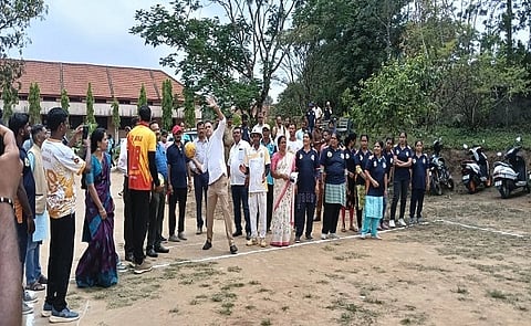 ಆರೋಗ್ಯ ಮತ್ತು ಕುಟುಂಬ ಕಲ್ಯಾಣ ಇಲಾಖೆಯಿಂದ ಇಲಾಖೆ ಸಿಬ್ಬಂದಿಗಳಿಗೆ ನಡೆದ ಕ್ರೀಡಾಕೂಟವನ್ನು ಎ.ಎಸ್.ಪೊನ್ನಣ್ಣ ಅವರು ಉದ್ಘಾಟಿಸಿದರು. ಅರುಣ್ ಕುಮಾರ್, ಡಾ.ಆನಂದ್, ಡಾ.ಅನಿಲ್ ಧವನ್ ಇತರರಿದ್ದರು.