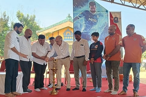 ಅರೆಭಾಷೆ ಗೌಡ ಸ್ಪೋರ್ಟ್ಸ್ ಅಕಾಡೆಮಿ ವತಿಯಿಂದ ಹತ್ತು ಕುಟುಂಬ ಹದಿನೆಂಟು ಗೋತ್ರದ ಅರೆಭಾಷೆ ಗೌಡ ಜನಾಂಗ ಬಾಂಧವರಿಗಾಗಿ ಏರ್ಪಡಿಸಿರುವ ಗೌಡ ಕ್ರೀಡಾ ಹಬ್ಬಕ್ಕೆ ಕೊಡಗು ಗೌಡ ಸಮಾಜದ ಅಧ್ಯಕ್ಷ ದಂಬೆಕೋಡಿ ಆನಂದ ಚಾಲನೆ ನೀಡಿದರು. ಆನಂದ್ ಕರಂದ್ಲಾಜೆ, ಬೆಪ್ಪುರನ ಅಣ್ಣಪ್ಪಕುಮಾರ್, ಪದ್ಮಪ್ರಿಯ ಸಿಂಗೂರು, ಪಾಣತ್ತಲೆ ಜಗದೀಶ್ ಮಂದಪ್ಪ, ಪೇರಿಯನ ಉದಯ ಮತ್ತಿತರರು ಇದ್ದರು.