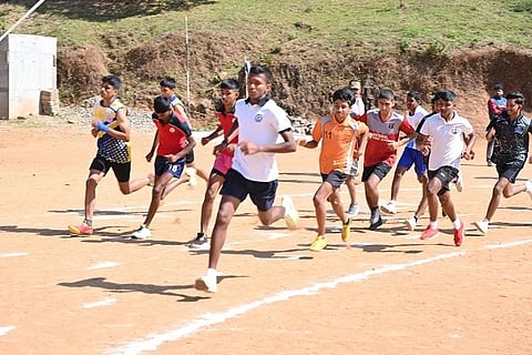 ಮೈದಾನದಲ್ಲಿ ಓಟದ ಸ್ಪರ್ಧೆಯಲ್ಲಿ ಪಾಲ್ಗೊಂಡಿರುವ ವಿದ್ಯಾರ್ಥಿಗಳು