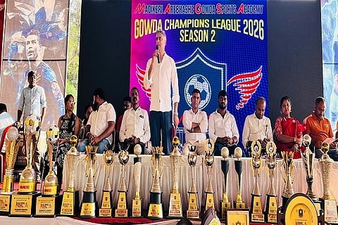 ಮಡಿಕೇರಿ ಅರೆಭಾಷೆ ಗೌಡ ಸ್ಪೋರ್ಟ್ಸ್ ಅಕಾಡೆಮಿ ವತಿಯಿಂದ ಮಡಿಕೇರಿಯ ಗಾಂಧಿ ಮೈದಾನದಲ್ಲಿ ಏರ್ಪಡಿಸಿದ್ದ ಹೊನಲು ಬೆಳಕಿನ ಗೌಡ ಕ್ರೀಡಾ ಹಬ್ಬದ ಸಮಾರೋಪ ಸಮಾರಂಭದಲ್ಲಿ ಮುಖ್ಯಮಂತ್ರಿಗಳ ಕಾನೂನು ಸಲಹೆಗಾರರೂ ಆಗಿರುವ ವೀರಾಜಪೇಟೆ ಶಾಸಕ ಎ.ಎಸ್. ಪೊನ್ನಣ್ಣ ಮಾತನಾಡಿದರು. ಎಡಿಕೇರಿ ಪ್ರಸನ್ನ, ಹರಪಳ್ಳಿ ರವೀಂದ್ರ, ಪಿ. ಕಲಾವತಿ, ಮಹೇಶ್ ಜೈನಿ, ಕುಟ್ಟನ ಶ್ವೇತಾ ಪ್ರಶಾಂತ್ ಮತ್ತಿತರರು ಇದ್ದರು.