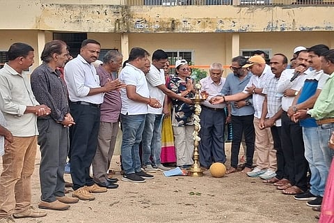 ಕುಶಾಲನಗರ ತಾಲೂಕು ವೀರಶೈವ ಮಹಾಸಭಾದ ವತಿಯಿಂದ ಆಯೋಜಿಸಿದ್ದ ವಿವಿಧ ಕ್ರೀಡೆಗಳಿಗೆ ಅಖಿಲ ಭಾರತ ವೀರಶೈವ ಮಹಾಸಭಾದ ಕೊಡಗು ಜಿಲ್ಲಾ ಘಟಕದ ಅಧ್ಯಕ್ಷ ಎಚ್.ವಿ. ಶಿವಪ್ಪ ಚಾಲನೆ ನೀಡಿದರು. ಗರಗಂದೂರು ಸತೀಶ್, ಹೆಚ್.ಎಂ. ಮಧುಸೂದನ್, ಎಸ್. ಧರ್ಮೇಂದ್ರ, ಟಿ.ಎಸ್. ಶಾಂಬಶಿವಯ್ಯ, ಕೆ.ಎಸ್. ಮೂರ್ತಿ ಮತ್ತಿತರರು ಇದ್ದರು.