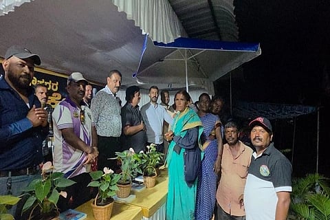 ಕುಶಾಲನಗರ ಪಿ.ಎಂ.ಶ್ರೀ ಶಾಲಾ ಮೈದಾನದಲ್ಲಿ ಏರ್ಪಡಿಸಿದ್ದ ಸೋಮವಾರಪೇಟೆ ಮತ್ತು ಕುಶಾಲನಗರ ತಾಲೂಕು ಸರ್ಕಾರಿ ನೌಕರರ ಕ್ರಿಕೆಟ್ ಪಂದ್ಯಾವಳಿಯ ಸಮಾರೋಪ ಸಮಾರಂಭದಲ್ಲಿ ಬೀದಿಬದಿ ವ್ಯಾಪಾರಿಗಳಿಗೆ ನೆರಳಿನ ಕೊಡೆಗಳನ್ನು ವಿತರಿಸಲಾಯಿತು. ಡಾ. ಮಂತರ್ ಗೌಡ, ಧರ್ಮಜ ಉತ್ತಪ್ಪ, ವಿ.ಪಿ. ಶಶಿಧರ್, ಕೃಷ್ಣಮೂರ್ತಿ, ಕಿರಣ್ ಗೌರಯ್ಯ ಇದ್ದರು.
