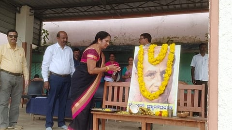 ವಲಯ ಮಟ್ಟದ ಪ್ರೌಢಶಾಲಾ ವಿಭಾಗದ ಕ್ರೀಡಾಕೂಟದಲ್ಲಿ ಧ್ಯಾನ್ ಚಂದ್ ಅವರ ಭಾವಚಿತ್ರಕ್ಕೆ ನಾಗರತ್ನ ಅವರು ಪುಷ್ಪಾರ್ಚನೆ ಮಾಡಿದರು. ಕೃಷ್ಣಪ್ಪ, ಶ್ರೀನಿವಾಸ್ ಇತರರಿದ್ದರು.