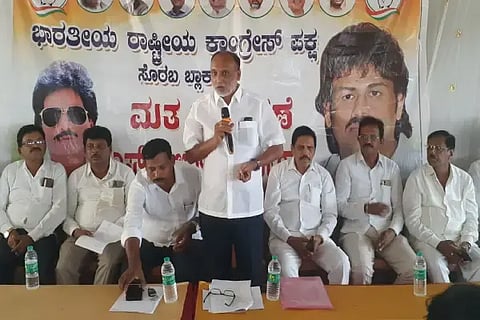 ಸೊರಬದಲ್ಲಿ ಕಾಂಗ್ರೆಸ್ ಪಕ್ಷದ ಬಿಎಲ್‌ಒ ಮತ್ತು ಎಪಿಎಲ್‌ಒಗಳಿಗೆ ಆಯೋಜಿಸಿದ್ದ ಸಭೆಯಲ್ಲಿ ಮತದಾರರ ಪಟ್ಟಿ ಪರಿಷ್ಕರಣೆ ಕುರಿತು ಕೆಪಿಸಿಸಿ ಸದಸ್ಯ ಕಲಗೋಡು ರತ್ನಾಕರ್ ಮಾತನಾಡಿದರು. ಅಣ್ಣಪ್ಪ ಹಾಲಘಟ್ಟ,  ಎಚ್.ಗಣಪತಿ, ಬಂಗಾರಪ್ಪ, ಜಯಶೀಲ ಗೌಡ ಇತರರಿದ್ದರು.