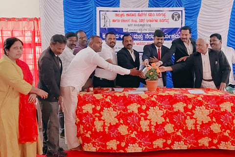 ಕೆಂಚನಗುಡ್ಡ ಮುರಾರ್ಜಿ ದೇಸಾಯಿ ವಸತಿ ಶಾಲೆಯಲ್ಲಿ ವಿಶ್ವ ಮಾನವ ಹಕ್ಕುಗಳ ದಿನಾಚರಣೆ ಕಾರ್ಯಕ್ರಮವನ್ನು ಸಿವಿಲ್ ನ್ಯಾಯಾಧೀಶ ಅಶೋಕ್ ಆರ್.ಎಚ್ ಉದ್ಘಾಟಿಸಿದರು. ವಕೀಲರ ಸಂಘದ ಅಧ್ಯಕ್ಷ ಉಪ್ಪಾರ ವೆಂಕೋಬ, ಸಹಾಯಕ ಸರ್ಕಾರಿ ಅಭಿಯೋಜಕ ಶಿವರಾಜ, ಮುರಾರ್ಜಿ ದೇಸಾಯಿ ವಸತಿ ಶಾಲೆ ಪ್ರಾಚಾರ್ಯ ಸಿ.ಎರಿಸ್ವಾಮಿ ಇತರರಿದ್ದರು.