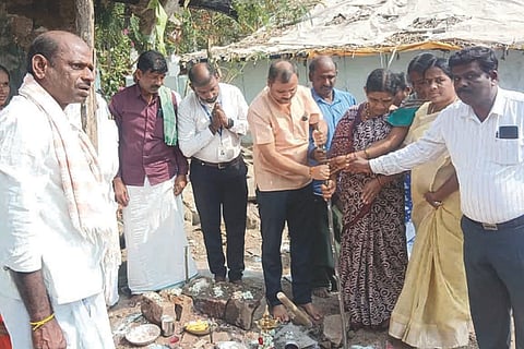 ಉಪ್ಪಾರ ಹೊಸಹಳ್ಳಿ ಗ್ರಾಮದಲ್ಲಿ ಶ್ರೀ ಕ್ಷೇತ್ರ ಧರ್ಮಸ್ಥಳ ಗ್ರಾಮಾಭಿವೃದ್ಧಿ ಯೋಜನೆಯ ವಾತ್ಸಲ್ಯ ಮನೆ ನಿರ್ಮಾಣಕ್ಕೆ ಯೋಜನೆಯ ಜಿಲ್ಲಾ ನಿರ್ದೇಶಕ ರೋಹಿತಾಕ್ಷ ಭೂಮಿ ಪೂಜೆ ಮಾಡಿದರು. ಗಾ.ಪಂ. ಅಧ್ಯಕ್ಷೆ ಸುವರ್ಣಮ್ಮ ತಡಕಲ್, ಗ್ರಾಮಾಭಿವೃದ್ಧಿ ಯೋಜನಾಧಿಕಾರಿ ಸುಧೀರ್ ಹಂಗಳೂರು, ಪಿಡಿಒ ನಾಗವೇಣಿ ಅಥಲಿ ಇತರರಿದ್ದರು.