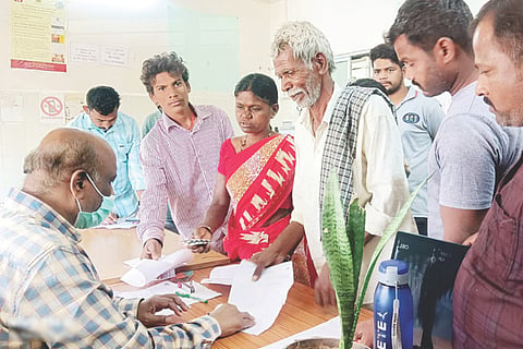 ಸಿರಗುಪ್ಪ ಸಾರ್ವಜನಿಕ ಆಸ್ಪತ್ರೆಯಲ್ಲಿ ಆಯೋಜಿಸಿದ್ದ ಆರೋಗ್ಯ ತಪಾಸಣೆ ಶಿಬಿರದಲ್ಲಿ ಹೃದ್ರೋಗ ತಜ್ಞ ನಾಗರಾಜ್ ರೋಗಿಗಳನ್ನು ಪರೀಕ್ಷಿಸಿದರು. 