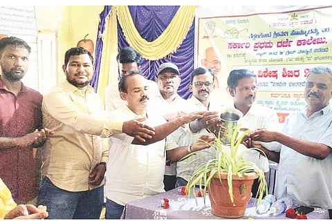 ಸಿರಗುಪ್ಪದ ಡ್ರೈವರ್ ಕಾಲನಿ ಸರ್ಕಾರಿ ಕಿರಿಯ ಪ್ರಾಥಮಿಕ ಶಾಲೆಯಲ್ಲಿ ಆಯೋಜಿಸಿದ್ದ ಎನ್ನೆಸ್ಸೆಸ್ ವಾರ್ಷಿಕ ವಿಶೇಷ ಶಿಬಿರವನ್ನು ನಗರಸಭೆ ಪೌರಾಯುಕ್ತ ಕೆ.ಗಂಗಾಧರ ಉದ್ಘಾಟಿಸಿದರು. ಪ್ರಾಚಾರ್ಯ ಕೃಷ್ಣಪ್ಪ, ಎಸ್‌ಡಿಎಂಸಿ ಉಪಾಧ್ಯಕ್ಷ ಎನ್.ಸಿದ್ದಪ್ಪ, ನಗರಸಭೆ ಎಇಇ ದಿಲೀಪ್ ಇತರರಿದ್ದರು.