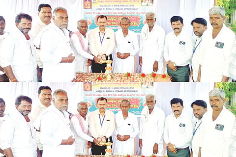 ದಾಸಾಪುರದಲ್ಲಿ ಶ್ರೀ ಕ್ಷೇತ್ರ ಧರ್ಮಸ್ಥಳ ಗ್ರಾಮಾಭಿವೃದ್ಧಿ ಯೋಜನೆಯ ನಮ್ಮೂರು ನಮ್ಮ ಕೆರೆ ಯೋಜನೆಯಡಿ ಕೆರೆ ಅಭಿವೃದ್ಧಿ ಕಾಮಗಾರಿ ಭೂಮಿಪೂಜೆ ಕಾರ್ಯಕ್ರಮವನ್ನು ಯೋಜನೆಯ ಜಿಲ್ಲಾ ನಿರ್ದೇಶಕ ರೋಹಿತಾಕ್ಷ ಉದ್ಘಾಟಿಸಿದರು. ಕ್ಷೇತ್ರ ಯೋಜನಾಧಿಕಾರಿ ವಸಂತ್ ಎಸ್., ಕೆರೆ ಅಭಿವೃದ್ಧಿ ಸಮಿತಿ ಗೌರವಾಧ್ಯಕ್ಷ ದೊಡ್ಡ ಮುದುಕನಗೌಡ, ಅಧ್ಯಕ್ಷ ಬುಳ್ಳಪ್ಪ, ಉಪಾಧ್ಯಕ್ಷ ಈಶ್ವರಪ್ಪ, ಕೆರೆ ಇಂಜಿನಿಯರ್ ಸತೀಶ್, ಗ್ರಾಪಂ ಮಾಜಿ ಸದಸ್ಯ ಟಿ.ಚಂದ್ರಪ್ಪ ಇತರರಿದ್ದರು. 