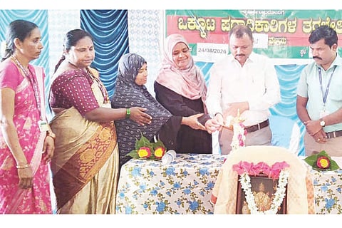 ತೆಕ್ಕಲಕೋಟೆಯಲ್ಲಿ ಶ್ರೀಕ್ಷೇತ್ರ ಧರ್ಮಸ್ಥಳ ಗ್ರಾಮಾಭಿವೃದ್ಧಿ ಯೋಜನೆ ಬಿಸಿ ಟ್ರಸ್ಟ್‌ನಿಂದ ಆಯೋಜಿಸಿದ್ದ ವಲಯದ ಒಕ್ಕೂಟ ಪದಾಧಿಕಾರಿಗಳ ತರಬೇತಿ ಕಾರ್ಯಾಗಾರವನ್ನು ಯೋಜನೆಯ ಜಿಲ್ಲಾ ನಿರ್ದೇಶಕ ರೋಹಿತಾಕ್ಷ ಉದ್ಘಾಟಿಸಿದರು. ತಾಲೂಕು ಕ್ಷೇತ್ರ ಯೋಜನಾಧಿಕಾರಿ ವಸಂತ್ ಎಸ್., ವಿಚಕ್ಷಣಾಧಿಕಾರಿ ರಾಕೇಶ, ವಲಯದ ಮೇಲ್ವಿಚಾರಕಿ ನಾಗವೇಣಿ ಇತರರಿದ್ದರು. 