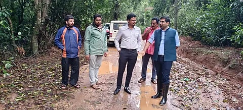 ಶೃಂಗೇರಿ ತಾಲೂಕಿನಲ್ಲಿ ಮಳೆಯಿಂದ ಹಾನಿಗೊಳಗಾದ ಬೆಟ್ಟಗೆರೆ-ಕೆರೆಮನೆ ರಸ್ತೆಯನ್ನು ಡಿಸಿ ಭನ್ವರ್ ಸಿಂಗ್ ಮೀನಾ ಪರಿಶೀಲಿಸಿದರು. ಅನೂಪ್ ಸಂಜೋಗ್, ಸುದೀಪ್, ಭುವನೇಂದ್ರ ಇದ್ದರು.     