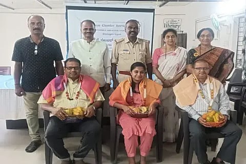 ಶೃಂಗೇರಿ ಸಾರ್ವಜನಿಕ ಆಸ್ಪತ್ರೆಯಲ್ಲಿ ಸೀನಿಯರ್ ಚೇಂಬರ್‌ನಿಂದ ವೈದ್ಯರನ್ನು ಗೌರವಿಸಲಾಯಿತು. ಡಾ. ಗಿರೀಶ್, ಶ್ರೀವೇಣಿ, ರತ್ನಾಕರ್ ಇದ್ದರು.