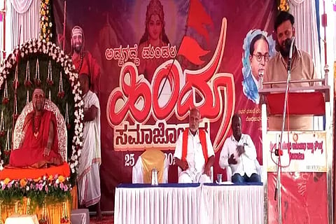 ಅಡ್ಡಗದ್ದೆ ಮಂಡಲದ ಕಾವಡಿ ಕೆ.ಎಂ.ಗೋಪಾಲ್ ಕೃಷಿಕ್ಷೇತ್ರದಲ್ಲಿ ಆಯೋಜಿಸಿದ್ದ ಹಿಂದೂ ಸಮಾಜೋತ್ಸವದಲ್ಲಿ ಹಾಸನದ ಸಾಮಾಜಿಕ ಕಾರ್ಯಕರ್ತ ಮಹಿಪಾಲ್ ದಿಕ್ಸೂಚಿ ಭಾಷಣಮಾಡಿದರು. ಶ್ರೀ ಸ್ವಯಂಪ್ರಕಾಶ ಸಚ್ಚಿದಾನಂದ ಸರಸ್ವತೀ ಸ್ವಾಮೀಜಿ, ಕೆ.ಶ್ರೀಕಾಂತ್, ರಾಘವೇಂದ್ರ, ಕೆ.ಎಂ.ಗೋಪಾಲ್ ಇದ್ದರು.