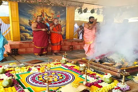 ಶೃಂಗೇರಿ ಬೆಳ್ಳೂರಿನಲ್ಲಿ ಆಯೋಜಿಸಿದ್ದ ಶ್ರೀ ಚಂಡಿಕಾಹೋಮದ ಪೂರ್ಣಾಹುತಿಯಲ್ಲಿ ಶ್ರೀ ಶಿವಸುಜ್ಞಾನತೀರ್ಥ ಸ್ವಾಮೀಜಿ ಮತ್ತು ಶ್ರೀ ಕಾಳಹಸ್ತೇಂದ್ರ ಸರಸ್ವತೀ ಸ್ವಾಮೀಜಿ ಭಾಗಿಯಾಗಿದ್ದರು. ಸುಬ್ರಹ್ಮಣ್ಯ ಆಚಾರ್ಯ, ರಾಘವೇಂದ್ರ ಆಚಾರ್ಯ ಇದ್ದರು.