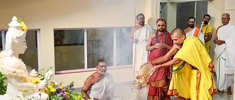ಶೃಂಗೇರಿ ಶ್ರೀ ಶಾರದಾ ಧನ್ವಂತರಿ ಆಯುರ್ವೇದ ಆಸ್ಪತೆ ಒಳರೋಗಿ ವಿಭಾಗ ಉದ್ಘಾಟನೆ ಪೂರ್ವಭಾವಿಯಾಗಿ ಶ್ರೀ ಧನ್ವಂತರಿ ಹೋಮದ ಪೂರ್ಣಾಹುತಿಯಲ್ಲಿ ಜಗದ್ಗುರು ಶ್ರೀ ವಿಧುಶೇಖರಭಾರತೀ ಸ್ವಾಮೀಜಿ ಪಾಲ್ಗೊಂಡರು. ಡಿ.ಸಿ.ಶಂಕರಪ್ಪ ಇತರರಿದ್ದರು.