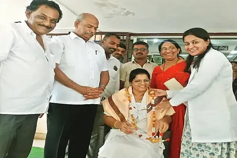 ಶೃಂಗೇರಿ ಆಸ್ಪತ್ರೆ ಆರೋಗ್ಯ ರಕ್ಷಾಸಮಿತಿ ಸಭೆಯಲ್ಲಿ ದಾದಿ ರೇಷ್ಮಾ ಅವರನ್ನು ಡಾ. ಶ್ರೀವೇಣಿ ಸನ್ಮಾನಿಸಿದರು. ಟಿ.ಡಿ.ರಾಜೇಗೌಡ, ದಿನೇಶ್ ಹೆಗಡೆ, ರಮೇಶ್ ಭಟ್, ಪೂರ್ಣಿಮಾ ಇತರರಿದ್ದರು.