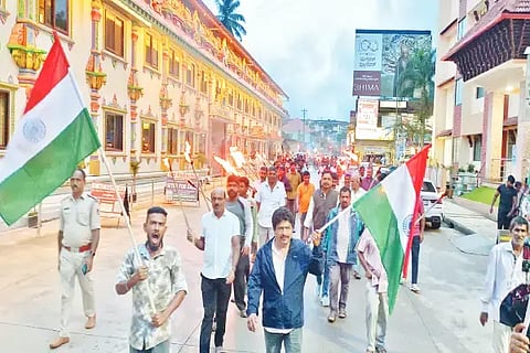 ಶೃಂಗೇರಿಯಲ್ಲಿ ಕೇಂದ್ರ ಸರ್ಕಾರದ ವಿರುದ್ಧ ಕಾಂಗ್ರೆಸ್‌ನಿಂದ ಪಂಜಿನ ಮೆರವಣಿಗೆ ನಡೆಸಲಾಯಿತು. ಆನೆಗುಂದ ರಾಮಣ್ಣ, ಎಂ.ಎಚ್.ನಟರಾಜ್, ಅಗಸೊಳ್ಳಿ ನಾರಾಯಣ, ಕುರದಮನೆ ವೆಂಕಟೇಶ್, ಸಂತೋಷ್ ಕಾಳ್ಯ ಇತರರಿದ್ದರು. 