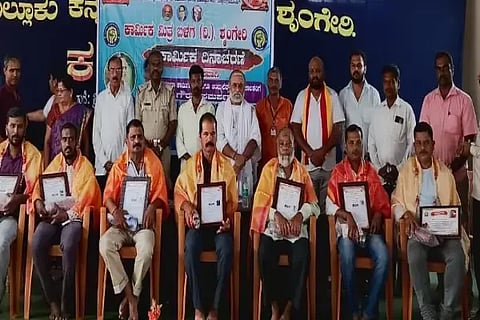 ಶೃಂಗೇರಿಯಲ್ಲಿ ಕಾರ್ಮಿಕ ದಿನಾಚರಣೆ ಹಾಗೂ ಆಂಬುಲೆನ್ಸ್ ವಾಹನ ಚಾಲಕರು ಹಾಗೂ ಕಟ್ಟಡ ಕಾರ್ಮಿಕರನ್ನು ಶಂ.ನ.ಕೃಷ್ಣಮೂರ್ತಿ ಗೌರವಿಸಿದರು. ಸುರೇಶ್, ದುರ್ಗೇಶ್, ವಸಂತಕುಮಾರ್, ಅರುಣ, ನಾಗೇಂದ್ರ ಶೆಟ್ಟಿ, ಅಶ್ವಿನ್ ಜೆ.ರಾಜೇಶ್ ಶೆಟ್ಟಿ, ಗಿರೀಶ್ ಇದ್ದರು.