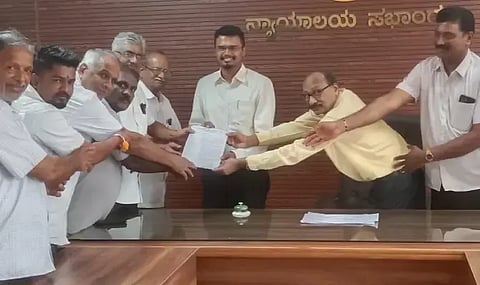 ಶೃಂಗೇರಿ ತಾಲೂಕು ಕಚೇರಿಯಲ್ಲಿ ತಹಸೀಲ್ದಾರ್ ಅನೂಪ್ ಸಂಜೋಗ್‌ಗೆ ಮಲೆನಾಡು ನಾಗರಿಕ ಹಕ್ಕುಗಳ ಹೋರಾಟ ಸಮಿತಿಯಿಂದ ಮನವಿ ಸಲ್ಲಿಸಲಾಯಿತು. ನಾಗೇಶ್, ಮಹೇಶ್, ದಿನೇಶ್, ತ್ಯಾಗರಾಜ್ ಇತರರಿದ್ದರು.