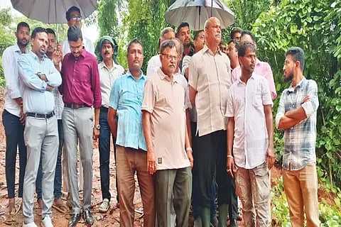  ಗೋರಿಗುಡ್ಡದ ಮಣ್ಣು ಜರಿದ ಸ್ಥಳವನ್ನು ಶಾಸಕ ಟಿ.ಡಿ.ರಾಜೇಗೌಡ ವೀಕ್ಷಿಸಿದರು. ನಾಗೇಶ್ ಗೊಳ್ಗೋಡು, ರಫೀಕ್, ದಿನೇಶ್, ರಮೇಶ್ ಭಟ್ ಇತರರಿದ್ದರು. 