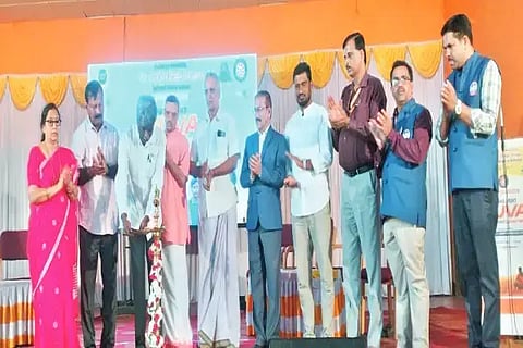 ಶೃಂಗೇರಿ ಜೆಸಿಬಿಎಂ ಕಾಲೇಜಿನಲ್ಲಿ ನಶಮುಕ್ತ ಯುವ ವಿಕಸಿತ ಭಾರತ ಸಂಕಲ್ಪ ಅಭಿಯಾನಕ್ಕೆ ಸಂಸದ ಕೋಟ ಶ್ರೀನಿವಾಸ ಪೂಜಾರಿ ಚಾಲನೆ ನೀಡಿದರು. ಪುಷ್ಪಾ, ಟಿ.ಕಳಸಪ್ಪ, ತ್ಯಾಗರಾಜ್ ಇತರರಿದ್ದರು.