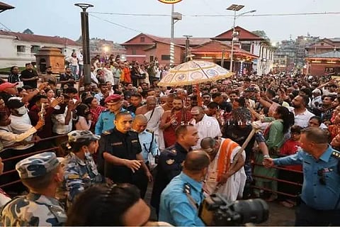 ನೇಪಾಳದ ಪಶುಪತಿದೇವಾಲಯದಲ್ಲಿ ಶೃಂಗೇರಿ ಜಗದ್ಗುರು ಶ್ರೀ ವಿಧುಶೇಖರಭಾರತೀ ಸ್ವಾಮೀಜಿ ಅವರನ್ನು ಸದ್ಭಕ್ತರು ಬರಮಾಡಿಕೊಂಡರು.