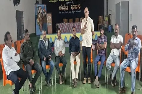 ಶೃಂಗೇರಿ ಸರ್ಕಾರಿ ಅಸ್ಪತ್ರೆಯಲ್ಲಿರುವ ಸಮಸ್ಯೆಗಳ ಕುರಿತು ಹೋರಾಟ ಮಾಡುವ ನಿಟ್ಟಿನಲ್ಲಿ ಆಯೋಜಿಸಿದ್ದ ಪೂರ್ವಭಾವಿ ಸಭೆಯಲ್ಲಿ  ಅನಿಲ್ ಹೊಸಕೊಪ್ಪ ಮಾತನಾಡಿದರು. ಶಿವಕುಮಾರ್, ಮಧುಕರ್, ಕೇಶವ್ ಗುತ್ತಳಿಕೆ ಇತರರಿದ್ದರು.