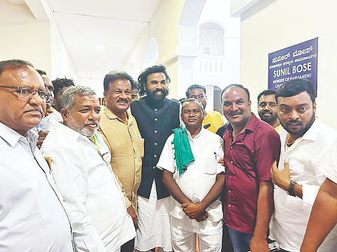 ಮೈಸೂರು ನಗರದಲ್ಲಿ ಮಾಜಿ ಸಚಿವ ಬಿ.ಶ್ರೀರಾಮುಲು ಅವರನ್ನು ನಾಯಕ ಸಂಘಟನೆಗಳ ಒಕ್ಕೂಟದ ಮೈಸೂರು ಜಿಲ್ಲಾಧ್ಯಕ್ಷ ತಾಯೂರು ಪ್ರಕಾಶ್ ಭೇಟಿ ಮಾಡಿ ಮೀಸಲಾತಿ ಹೆಚ್ಚಳ ಸಂಬಂಧ ಸರ್ಕಾರದ ಮೇಲೆ ಒತ್ತಡ ಹೇರುವಂತೆ ಮನವಿ ಸಲ್ಲಿಸಿದರು. ಎಂ.ರಾಮಚಂದ್ರ, ಶ್ರೀನಿವಾಸ ನಾಯಕ, ಡಾ.ಬಂಡಳ್ಳಿ ಕುಮಾರ್, ಡಾ.ಕಳಲೆ ಮಹೇಶ್ ಇದ್ದರು.