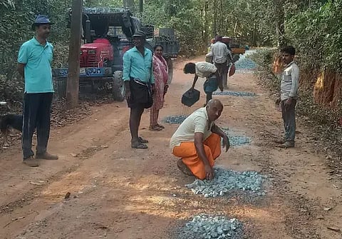 ಅಡ್ಡಗದ್ದೆ ಅಸಗೋಡು ರಸ್ತೆಯಲ್ಲಿ ಉಂಟಾಗಿದ್ದ ಹೊಂಡವನ್ನು ಗ್ರಾಮಸ್ಥರು ಡಾಂಬರೀಕರಣ ಮಾಡಿಸಿ ಸಂಚಾರ ಯೋಗ್ಯಗೊಳಿಸಿದರು.