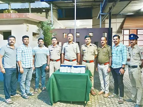 ಬೈಂದೂರಿನ ಆರ್ಶಿತ್ ಅವಿನಾಶ್ ದೋಂಡ್ರೆಯಿಂದ ವಶಪಡಿಸಿಕೊಂಡ ಹಣವನ್ನು ಶೃಂಗೇರಿ ಪೊಲೀಸರು ಪ್ರದರ್ಶಿಸಿದರು. ಪ್ರಭಾರ ಪೊಲೀಸ್ ನಿರೀಕ್ಷಕ ಭರತ್‌ಕುಮಾರ್, ಅಭಿಷೇಕ್, ನಾಗರಾಜ್ ಹಾಗೂ ಸಿಬ್ಬಂದಿ ಇದ್ದರು. 