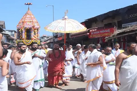 ಶೃಂಗೇರಿ ಶ್ರೀ ಶಾರದಾ ಮಹಾರಥೋತ್ಸವ ಜಗದ್ಗುರು ಶ್ರೀ ವಿಧುಶೇಖರ ಭಾರತೀ ಸ್ವಾಮೀಜಿ ಸಾನ್ನಿಧ್ಯದಲ್ಲಿ ನಡೆಯಿತು.