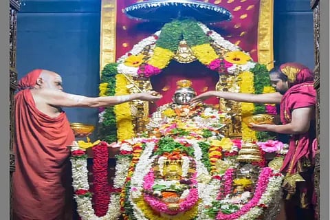 ಶೃಂಗೇರಿ ಶ್ರೀ ಶಾರದಾಪೀಠದಲ್ಲಿ ಶಂಕರಜಯಂತಿ ಪ್ರಯುಕ್ತ ಜಗದ್ಗುರು ಶ್ರೀ ಭಾರತೀತೀರ್ಥ ಸ್ವಾಮೀಜಿ ಹಾಗೂ ಜಗದ್ಗುರು ಶ್ರೀ ವಿಧುಶೇಖರಭಾರತೀ ಸ್ವಾಮೀಜಿ ಅವರು ಶ್ರೀ ಶಂಕರಭಗತ್ಪಾದರ ಮೂರ್ತಿಗೆ ವಿಶೇಷ ಪೂಜೆ ಸಲ್ಲಿಸಿದರು.