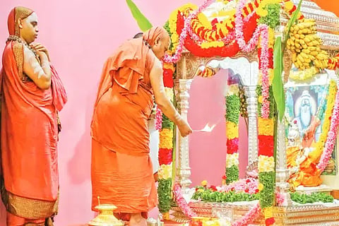 (ಸಾಂದರ್ಭಿಕ ಚಿತ್ರ )ಶೃಂಗೇರಿ ಜಗದ್ಗುರುಗಳಿಂದ ಚಾತುರ್ಮಾಸ್ಯ ವ್ರತ ಸಂಕಲ್ಪಕ್ಕೂ ಮುನ್ನ ಭಗವಾನ್ ಶ್ರೀ ವೇದವ್ಯಾಸರಿಗೆ ನೆರವೇರಿಸುವ ವಿಶೇಷ ಪೂಜೆ.