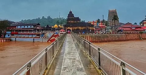 ಶೃಂಗೇರಿಯಲ್ಲಿ ಬಿರುಸಿನ ಮಳೆಯಿಂದ ತುಂಗಾ ನದಿ ತುಂಬಿ ಹರಿಯಿತು.