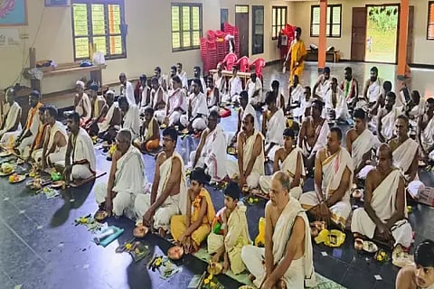 ಶೃಂಗೇರಿಯಲ್ಲಿ ಆಯೋಜಿಸಿದ್ದ ಉಪಾಕರ್ಮ ಆಚರಣೆಯಲ್ಲಿ ವಿಶ್ವಕರ್ಮ ಸಮಾಜ ಬಾಂಧವರು ಭಾಗವಹಿಸಿದ್ದರು. ರಾಘವೇಂದ್ರ ಆಚಾರ್ಯ, ಮಹೇಶ್, ಗಣೇಶ್ ಇತರರಿದ್ದರು.