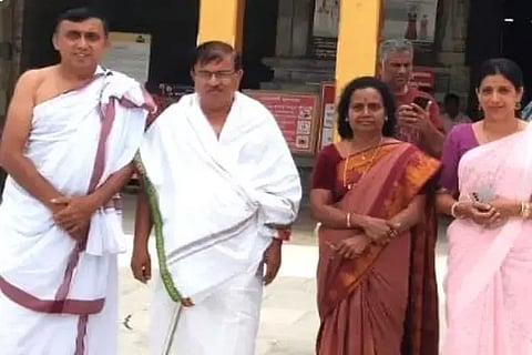 ಶೃಂಗೇರಿ ಮಠಕ್ಕೆ ಶಿರಸಿ ಜೀವವೈವಿಧ್ಯ ಸಮಿತಿ ಪದಾಧಿಕಾರಿ ಉಮಾಪತಿ ಭಟ್ ಭೇಟಿ ನೀಡಿದರು. ಅರವಿಂದ ಸಿಗದಾಳ್, ಮೀನಾ ಶೆಟ್ಟಿ, ನಿಷ್ಮಾ ಇದ್ದರು.