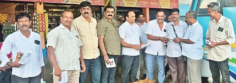 ಶೃಂಗೇರಿಯಲ್ಲಿ ಕಾಂಗ್ರೆಸ್ ಆಯೋಜಿಸಿದ್ದ ಎಸ್‌ಐಆರ್ ಕುರಿತು ಜಾಗೃತಿ ಅಭಿಯಾನದಲ್ಲಿ ಕಾಂಗ್ರೆಸ್ ಮುಖಂಡರು ಭಾಗವಹಿಸಿದ್ದರು. ದಿನೇಶ್ ಶೆಟ್ಟಿ, ಕವೀಶ್, ರತ್ನಾಕರ್, ಸಂತೋಶ್ ಕಾಳ್ಯ, ಸುಂದರೇಶ್, ನಾಗೇಂದ್ರ ಇದ್ದರು.