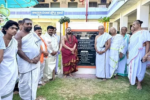 ಶಾರದಾ ವಿಲಾಸ ಶಾಲೆ ನೂತನ ಕಟ್ಟಡ ನಿರ್ಮಾಣಕ್ಕೆ ಶ್ರೀ ವಿಧುಶೇಖರ ಭಾರತೀ ಸ್ವಾಮೀಜಿ ಶಿಲಾನ್ಯಾಸ ನೆರವೇರಿಸಿದರು. ಬಿ.ವೈ.ರಾಘವೇಂದ್ರ, ಆರಗ ಜ್ಞಾನೇಂದ್ರ, ಪಟ್ಟಾಭಿರಾಮ್, ಮಧುಕರ್, ಎಂ.ಎಸ್.ಚಂದ್ರಶೇಖರ ಅವಧಾನಿ ಇದ್ದರು.