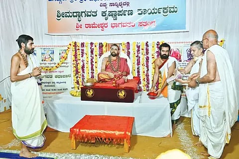 ಕೇಶವಾಪುರ ಗಂಗಾಧರೇಶ್ವರ ದೇವಸ್ಥಾನದ ಅಭಿವೃದ್ಧಿಗೆ ಶ್ರಮಿಸಿದ ಗಣೇಶ ಭಟ್ ಅವರನ್ನು ಶ್ರೀ ಮದ್ಭಾಗವತದ ಕೃಷ್ಣಾರ್ಪಣ ಕಾರ್ಯಕ್ರಮದಲ್ಲಿ ಶ್ರೀ ವಿಧುಶೇಖರ ಭಾರತೀ ಸ್ವಾಮೀಜಿ ಆಶೀರ್ವದಿಸಿದರು. ಪ್ರಮುಖರಾದ ರವಿ ಭಟ್, ದೇಮ್ಲಾಪುರ ಸುಬ್ರಹ್ಮಣ್ಯ ಉಪಸ್ಥಿತರಿದ್ದರು.