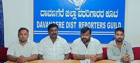 ದಾವಣಗೆರೆಯಲ್ಲಿ ಸುದ್ದಿಗೋಷ್ಠಿಯಲ್ಲಿ ಭಾರತೀಯ ಶೈಲಿ ಕರ್ನಾಟಕ ಕುಸ್ತಿ ಸಂಘದ ಸದಸ್ಯ ಶ್ರೀನಿವಾಸ ದಾಸಕರಿಯಪ್ಪ ಮಾತನಾಡಿದರು. ಕುಸ್ತಿಪಟು ಮಂಜುನಾಥ್, ಜಿ.ವಿ. ಪ್ರಮೋದ್, ದೇವದಾಸ್, ಗಣೇಶ್ ಇದ್ದರು. 
