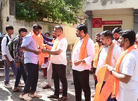 ಹುಬ್ಬಳ್ಳಿಯ ಕನಕದಾಸ sriramasene ಕಾಲೇಜ್‌ನಲ್ಲಿ ಶ್ರೀರಾಮ ಸೇನಾ ಹಿಂದೂ ರಾಷ್ಟ್ರ ಸಮನ್ವಯ ಸಮಿತಿ ವತಿಯಿಂದ ಸೋಮವಾರ ವಿದ್ಯಾರ್ಥಿಗಳಿಗೆ ಕೇಸರಿ ಶಾಲು ವಿತರಿಸಲಾಯಿತು.
