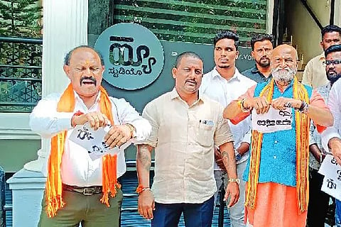 ದಾವಣಗೆರೆಯಲ್ಲಿ ಶುಕ್ರವಾರ, ‘ಕರ್ನಾಟಕ ದ್ವೇಷ ಭಾಷಣ ಮತ್ತು ದ್ವೇಷ ಅಪರಾಧಗಳ (ಪ್ರತಿಬಂಧಕ) ವಿಧೇಯಕ’ ಎಂದು ಬರೆಯಲಾದ ಭಿತ್ತಿಪತ್ರಗಳನ್ನು ಹರಿದು ಹಾಕುವ ಮೂಲಕ ಶ್ರೀರಾಮಸೇನೆ ರಾಷ್ಟ್ರೀಯ ಅಧ್ಯಕ್ಷ ಪ್ರಮೋದ ಮುತಾಲಿಕ್ ಆಕ್ರೋಶ ವ್ಯಕ್ತಪಡಿಸಿದರು. ಪರಶುರಾಮ ನಡುಮನಿ, ಶ್ರೀಧರ್, ಮಧು, ಸಾಗರ್ ಇದ್ದರು.
