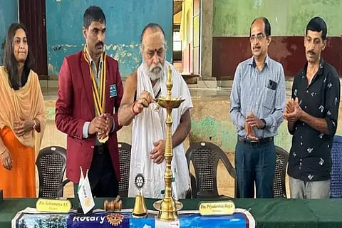 ತೆಕ್ಕೂರು ವೃತ್ತದ ಬಳಿಯ ಸರ್ಕಾರಿ ಹಿರಿಯ ಪ್ರಾಥಮಿಕ ಶಾಲೆಯಲ್ಲಿ ಉಚಿತ ಆರೋಗ್ಯ ತಪಾಸಣೆ ಶಿಬಿರವನ್ನು ಹಿರಿಯ ಶ್ರೀಗಳ ಆಪ್ತಸಹಾಯಕ ಶಂ.ನ.ಶೇಷಗಿರಿ ಉದ್ಘಾಟಿಸಿದರು. ಅಂಬಲಮನೆ ಸುಬ್ರಹ್ಮಣ್ಯ, ಡಾ. ಪ್ರಶಾಂತ್ ಇತರರಿದ್ದರು.